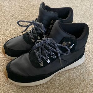 Toms black boots size 6